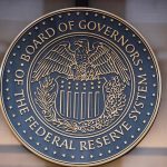 La Reserva Federal mantiene su plan de reducir las tasas de interés este año