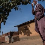 Uganda cierra su frontera con Congo ante el aumento de casos de una extraña variante del ébola