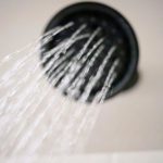 ¿Cómo destapar los orificios de la ducha para recuperar la presión del agua?