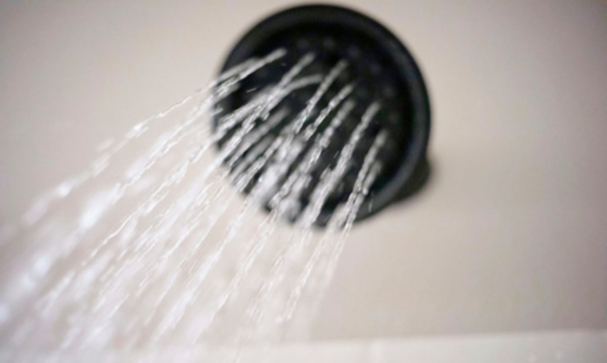 ¿Cómo destapar los orificios de la ducha para recuperar la presión del agua?