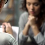 ¿Te quedas en silencio en una discusión? Esto revela tu mente, según la psicología