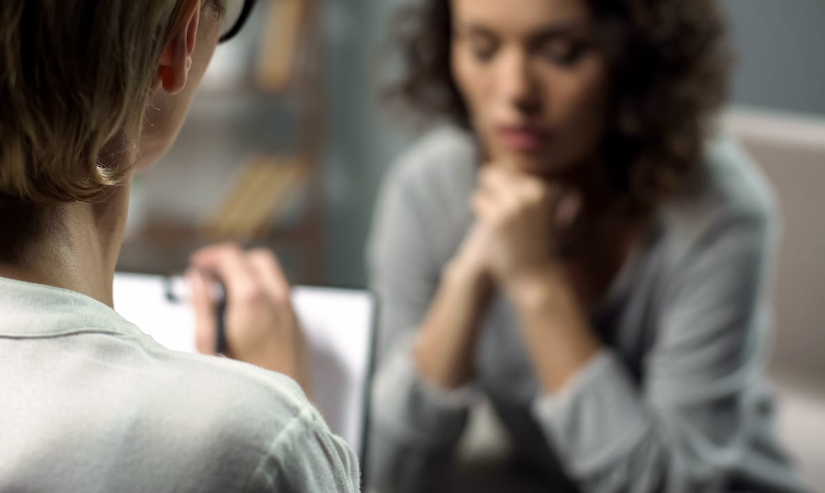 ¿Te quedas en silencio en una discusión? Esto revela tu mente, según la psicología