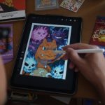 De la cancha al Comic-Con: la curiosa historia de PokeDoodly y sus cartas coleccionables