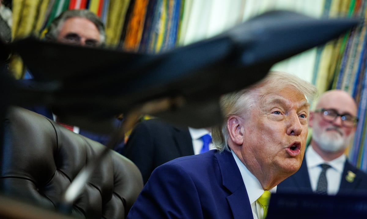 Donald Trump pide a Israel e Irán que dejen de disparar “inmediatamente”