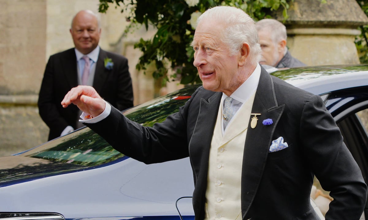 El rey Charles asiste a la boda de su sobrino mayor junto a otros miembros destacados de la familia real británica