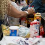 Consumidores reducen el gasto mensual en alimentos