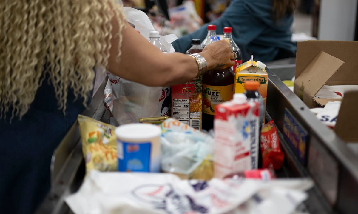 Consumidores reducen el gasto mensual en alimentos