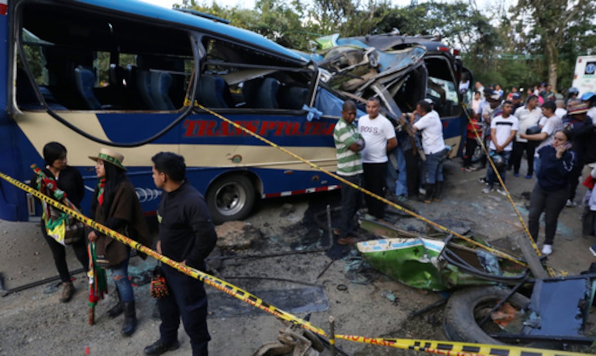 Un artefacto explosivo mata a 14 personas e hiere a 38 en un autobús en Colombia