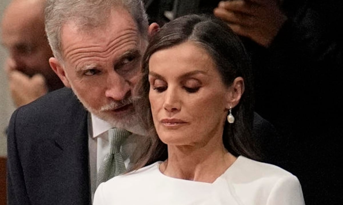 La reina Letizia revive el vestido que utilizó en la inauguración del papa León para su misa en la Sagrada Familia