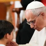 ¿Por qué hay personas que les pasan cosas malas y a otras no? La pregunta de un niño que puso a titubear al papa León XIV