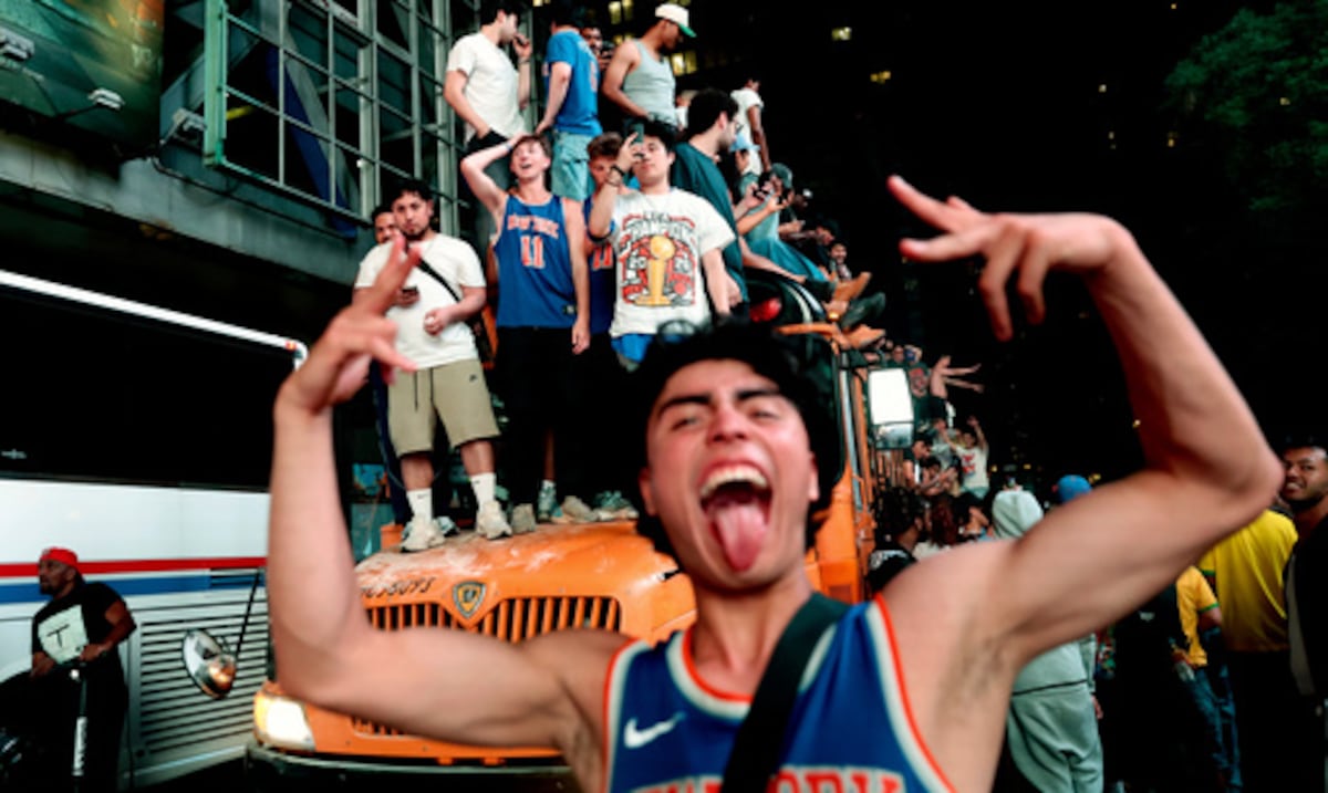 Prenden una guagua escolar en fuego: el caos empaña la euforia mientras Nueva York celebra campeonato de los Knicks