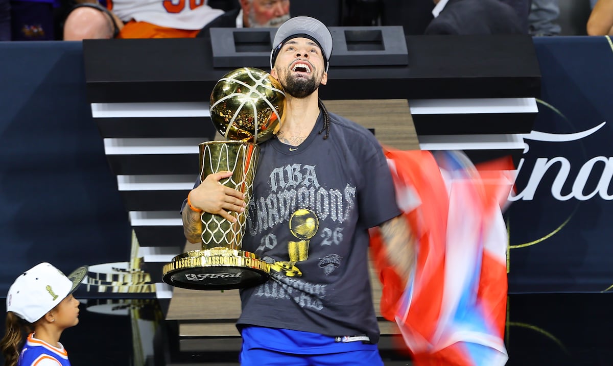 José Alvarado, nuevo campeón boricua en la NBA, lleva la bandera de Puerto Rico al festejo