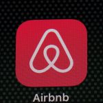 Airbnb entra al alquiler de autos e integra a hoteles independientes