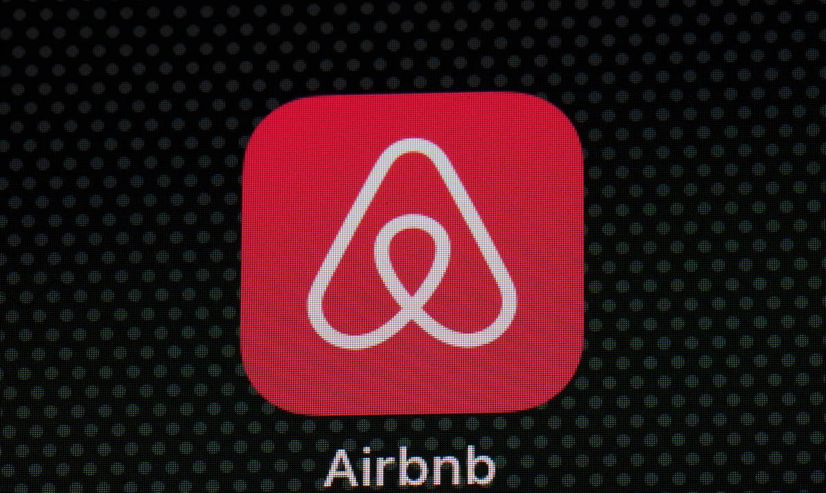 Airbnb entra al alquiler de autos e integra a hoteles independientes