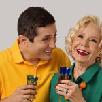 “Hola, Mamá” explora el amor incondicional y la diversidad a través de seis décadas de una relación familiar