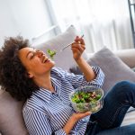 Qué dice la psicología de las personas que prefieren comer solas