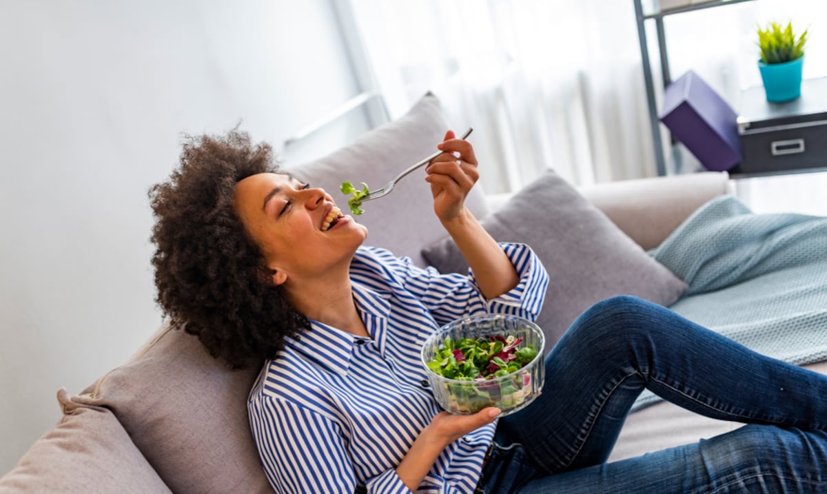 Qué dice la psicología de las personas que prefieren comer solas