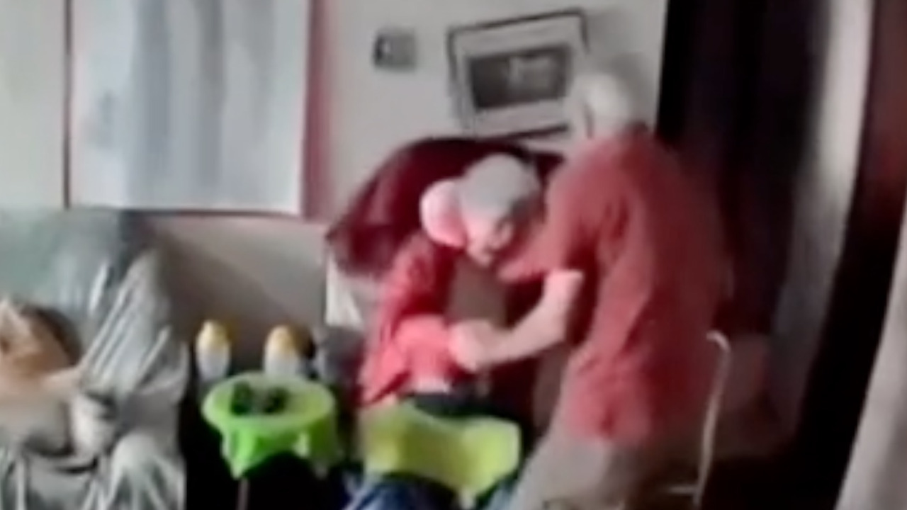 Anciano protege a su esposa con su cuerpo en pleno terremoto