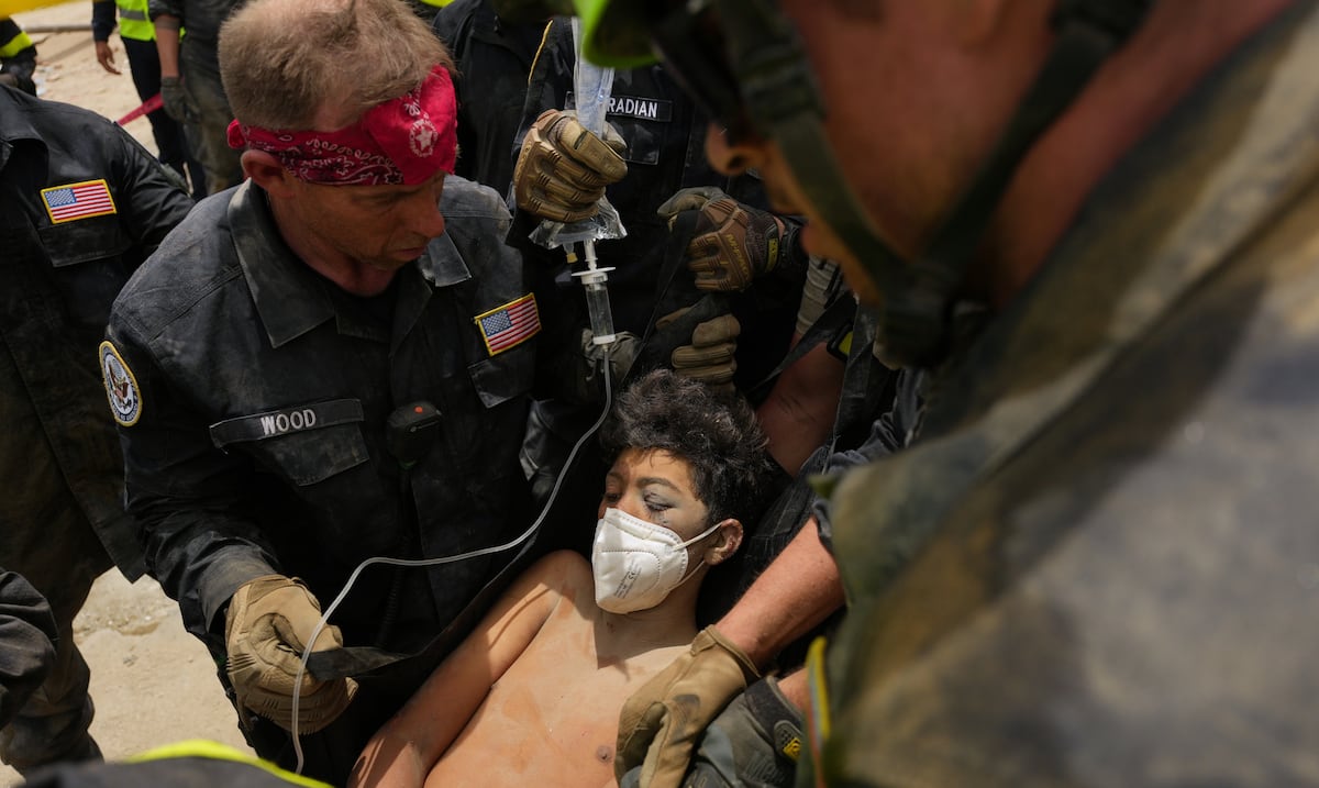 Rescatistas de Estados Unidos logran salvar a un padre y su hijo entre los escombros en la zona más devastada de Venezuela