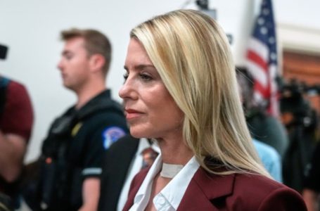 Exfiscal general Pam Bondi se niega a responder preguntas sobre implicación de Donald Trump en archivos de Jeffrey Epstein