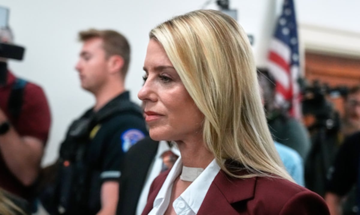 Exfiscal general Pam Bondi se niega a responder preguntas sobre implicación de Donald Trump en archivos de Jeffrey Epstein