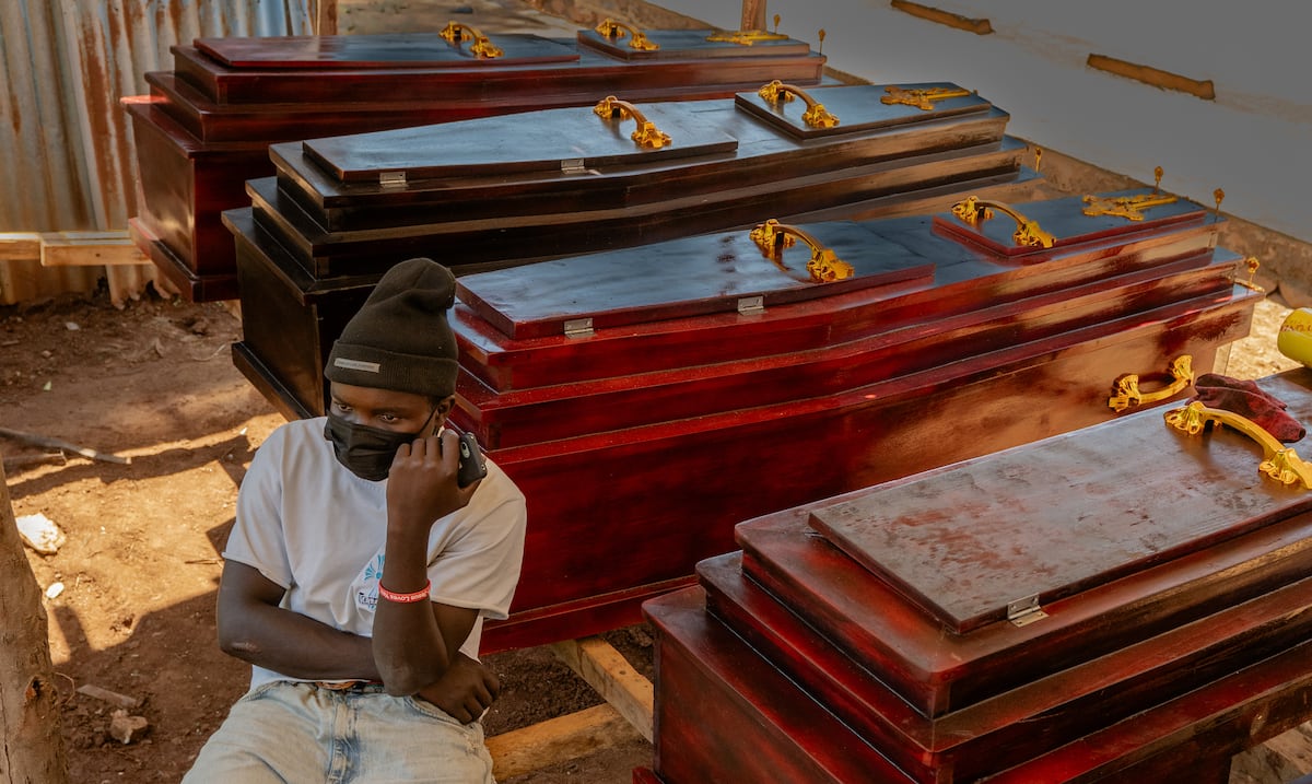 Jóvenes irrumpen en hospital de tratamiento del ébola en el Congo para exigir cuerpos de familiares