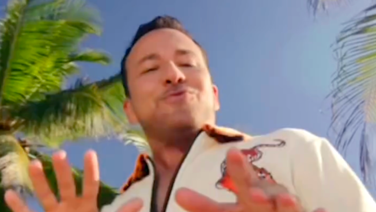 Cantante de Backstreet Boys le canta al coquí y genera controversia: así lo imita