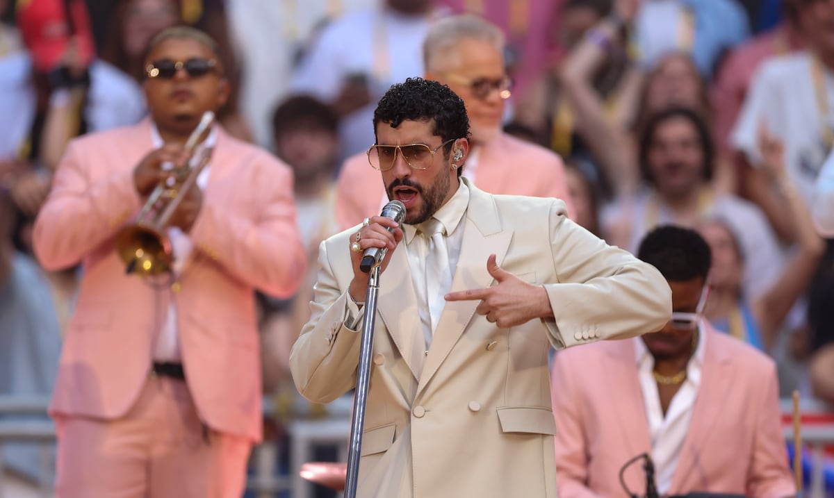 Bad Bunny rinde tributo a ABBA en Suecia al son del cuatro