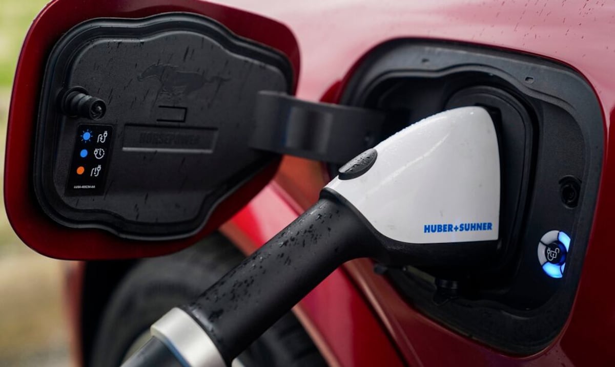 Alza en los precios de la gasolina y la guerra con Irán encarecen los autos eléctricos usados en Estados Unidos