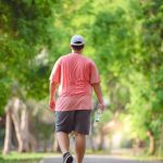 ¿Caminas rápido o lento? Neurólogos explican cuál de las dos velocidades puede ser una señal de alerta