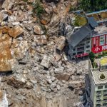 Enorme deslizamiento en China sepulta viviendas y evacúa a más de 1,000 personas