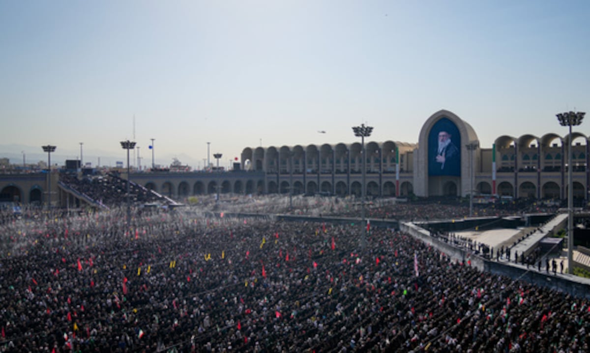 Entre oraciones y amenazas contra Donald Trump: altos funcionarios de Irán asisten a los funerales por el líder supremo Alí Jamenei