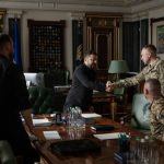 Presidente de Ucrania destituye a jefe militar tras intensas protestas