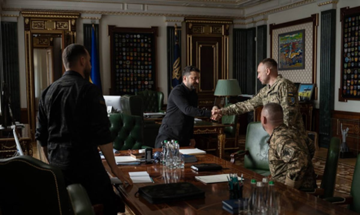 Presidente de Ucrania destituye a jefe militar tras intensas protestas