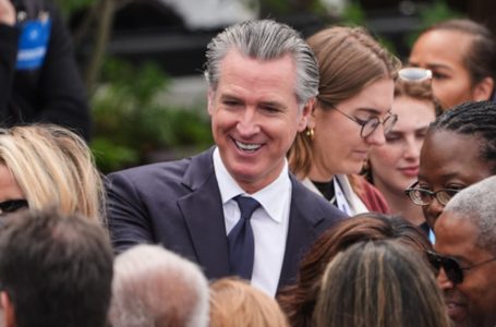 Gobernador de California aboga por un “impuesto a multimillonarios” a nivel nacional, al tiempo que se opone a uno similar en California