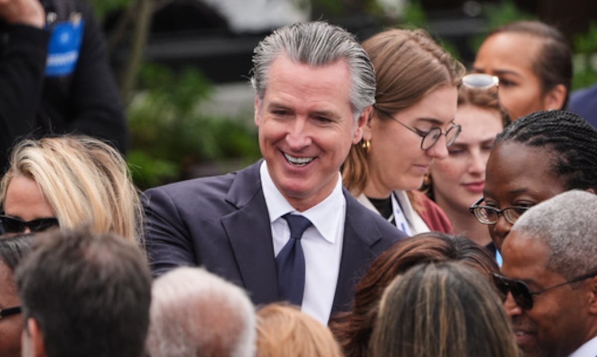 Gobernador de California aboga por un “impuesto a multimillonarios” a nivel nacional, al tiempo que se opone a uno similar en California