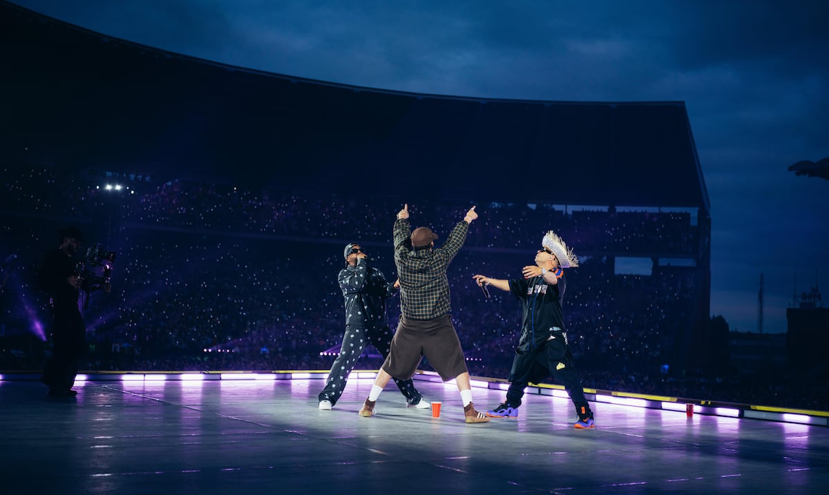 Bad Bunny lleva “Safaera” con Jowell y Randy al último concierto de la gira “DeBÍ TiRAR MáS FOToS”
