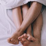 ¿Qué es el “sleep divorce” y por qué está lejos de ser una señal de separación? La tendencia que famosos adoptan