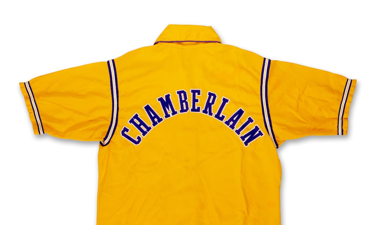 Subastan por $89,600 un abrigo de calentamiento que usó Chamberlain en las finales de la NBA en 1972
