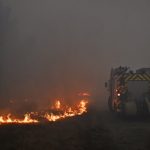 Francia dice que el gran fuego que desplazó a 220,000 personas cerca de Burdeos ha dejado de crecer