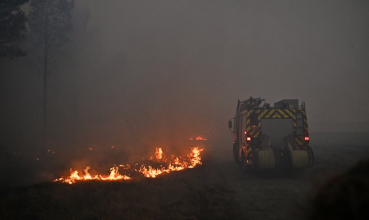 Francia dice que el gran fuego que desplazó a 220,000 personas cerca de Burdeos ha dejado de crecer
