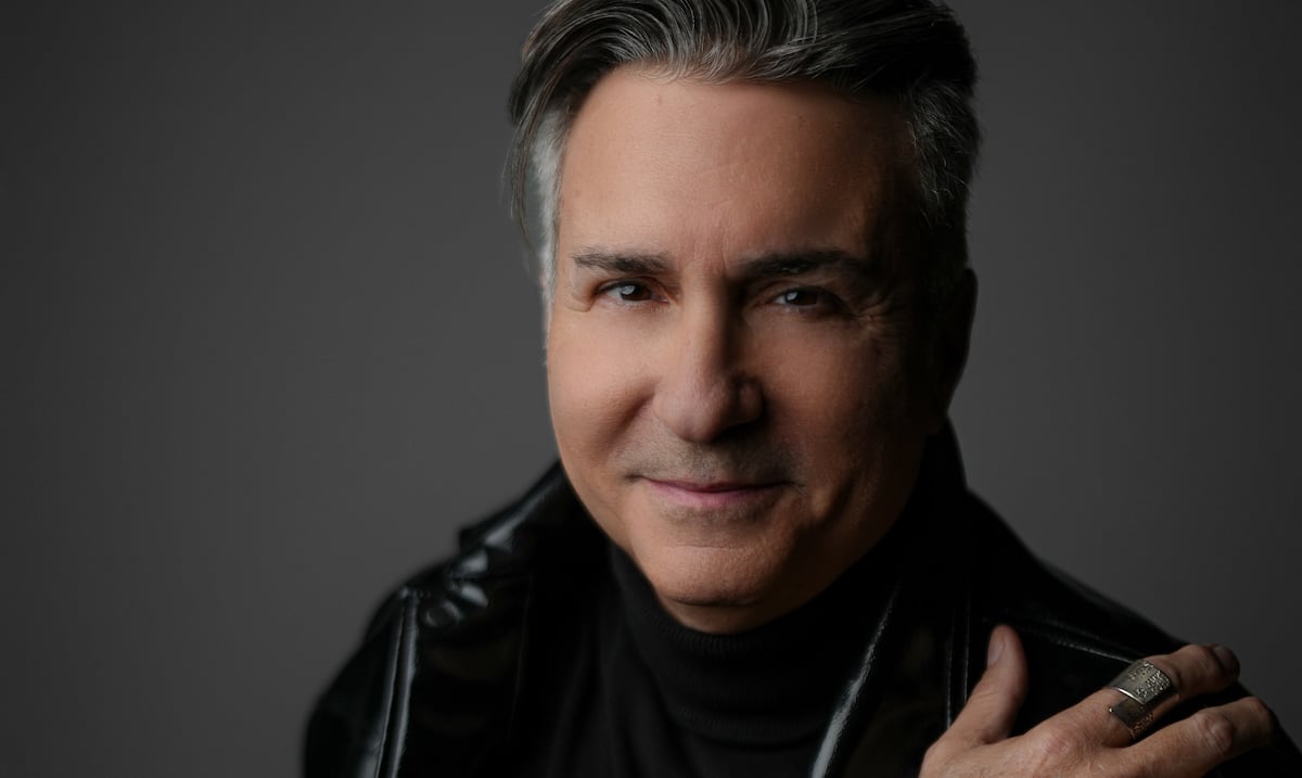 Alejandro Primero “revive” un clásico musical mientras celebra 50 años de carrera