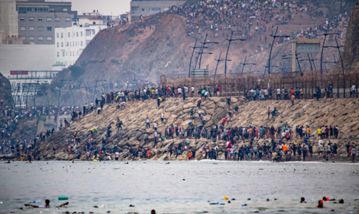 Miles de migrantes abandonan voluntariamente el territorio español de Ceuta tras haberlo atravesado