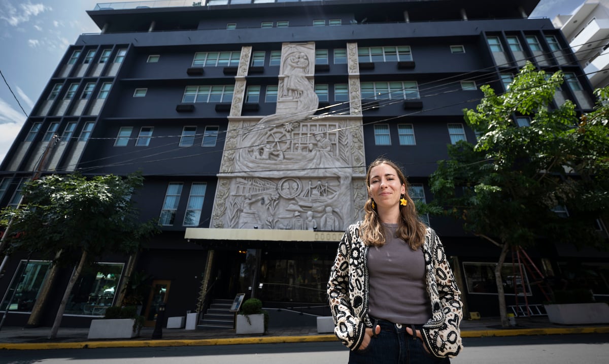 Obra de arte de 3,000 libras embellece el hotel Don Rafa en Miramar