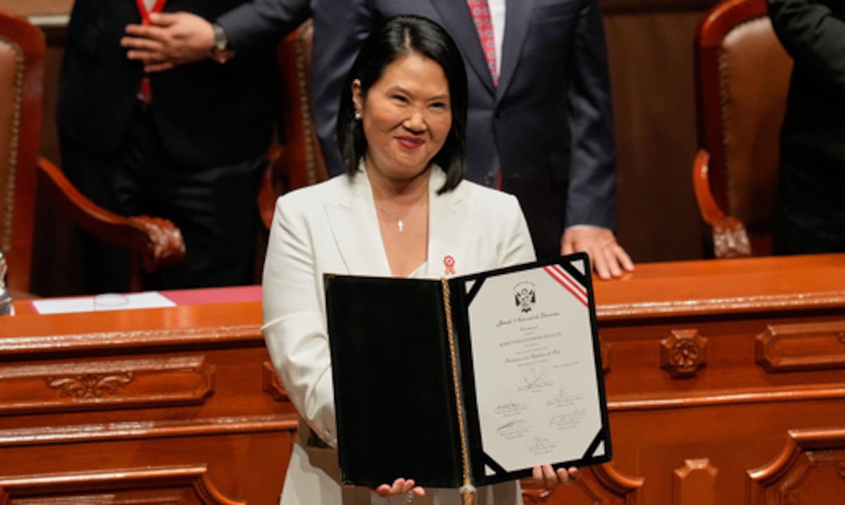Keiko Fujimori asume la presidencia de Perú con el reto de lograr la estabilidad y frenar el crimen