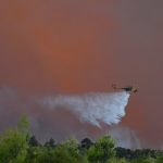 ¡En pleno vuelo! Chocan dos helicópteros mientras extinguían un incendio forestal en Grecia