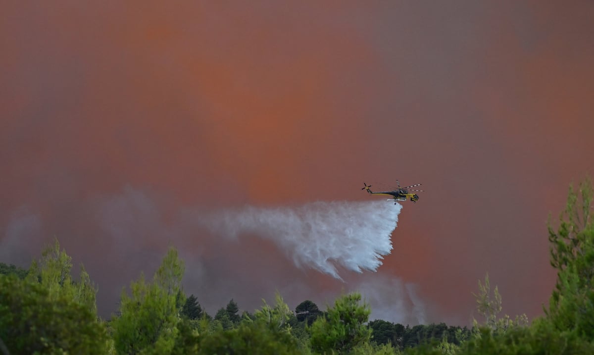 ¡En pleno vuelo! Chocan dos helicópteros mientras extinguían un incendio forestal en Grecia
