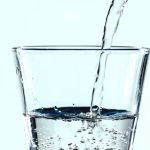 Agua con gas o sin gas: cuál es más saludable y en qué casos una puede ser mejor que la otra