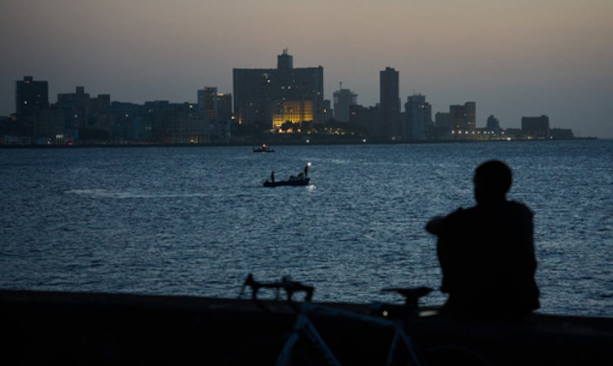 Cubanos duermen al aire libre para escapar de los apagones y el calor extremo