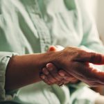 ¿Qué partes del cuerpo puede afectar la esclerodermia y en qué grupo de personas es más común?